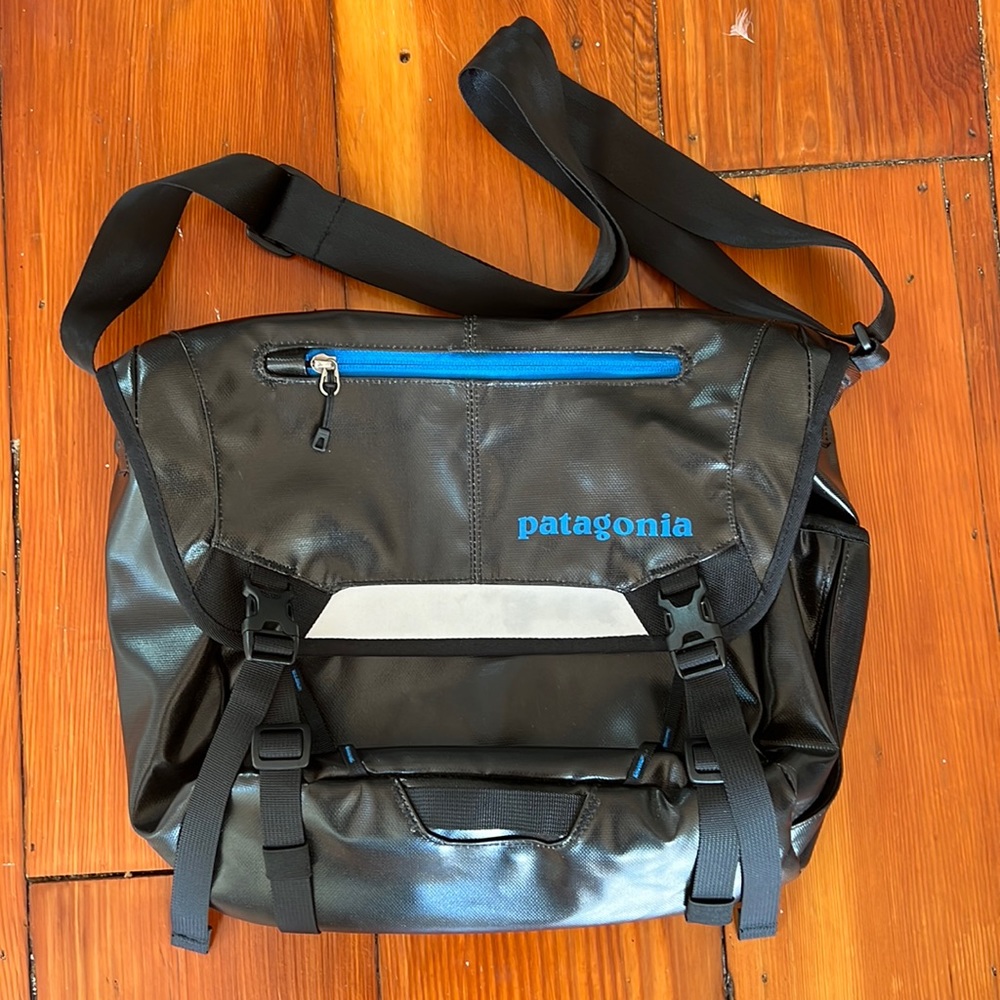 Patagonia Black Hole mini messenger